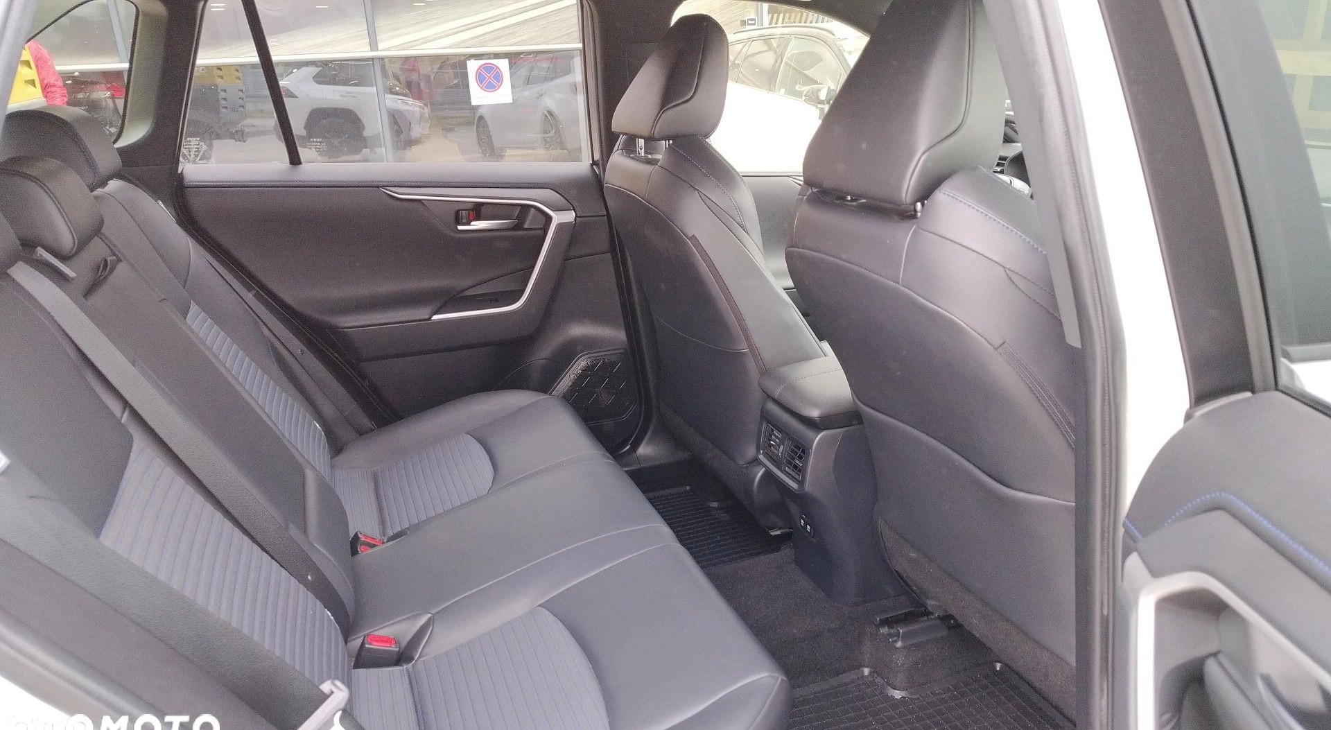 Toyota RAV4 cena 139900 przebieg: 81788, rok produkcji 2018 z Legionowo małe 466